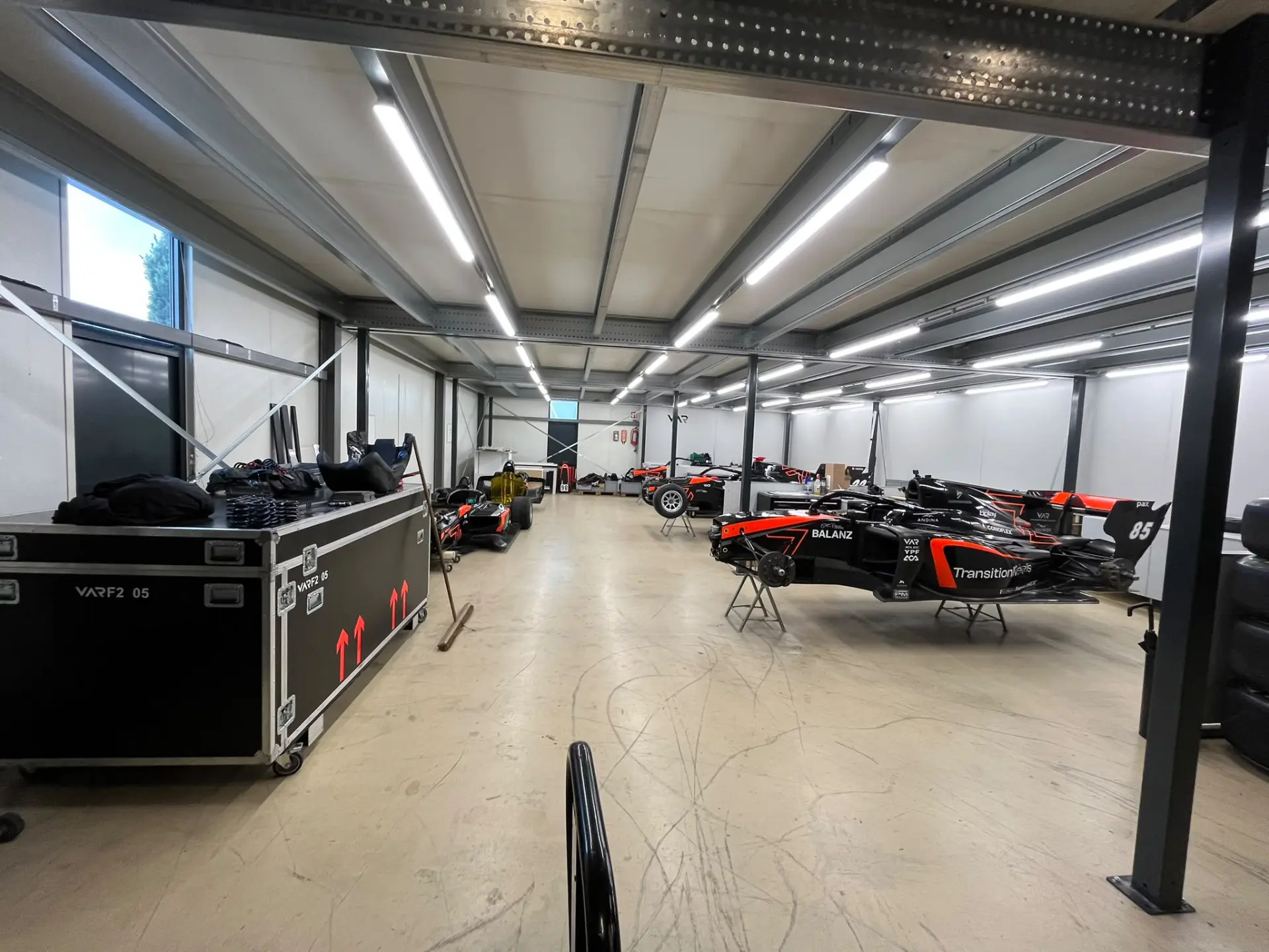 Nieuwe werkplaatsverlichting Van Amersfoort Racing — foto 1