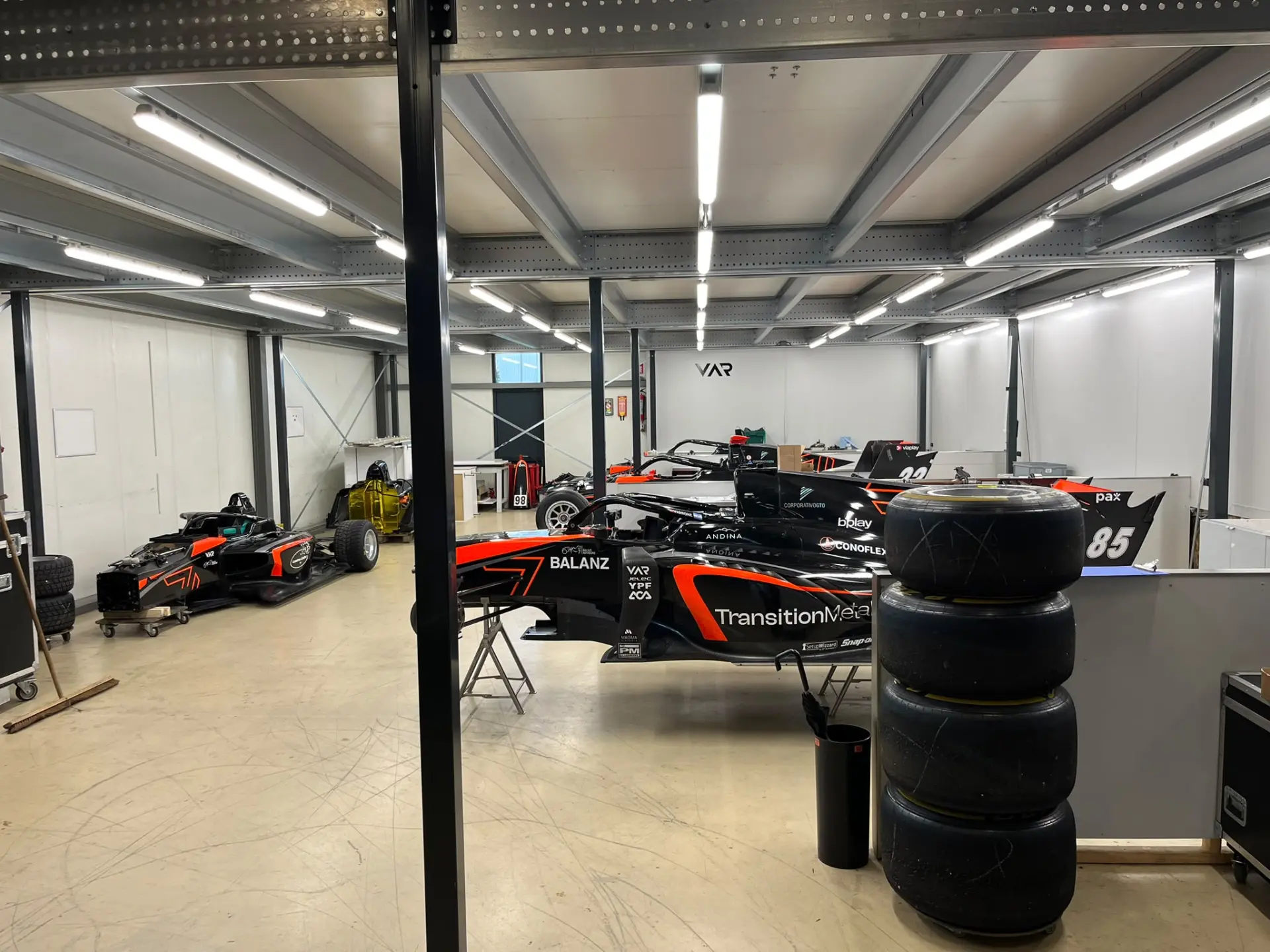 Nieuwe werkplaatsverlichting Van Amersfoort Racing — foto 2