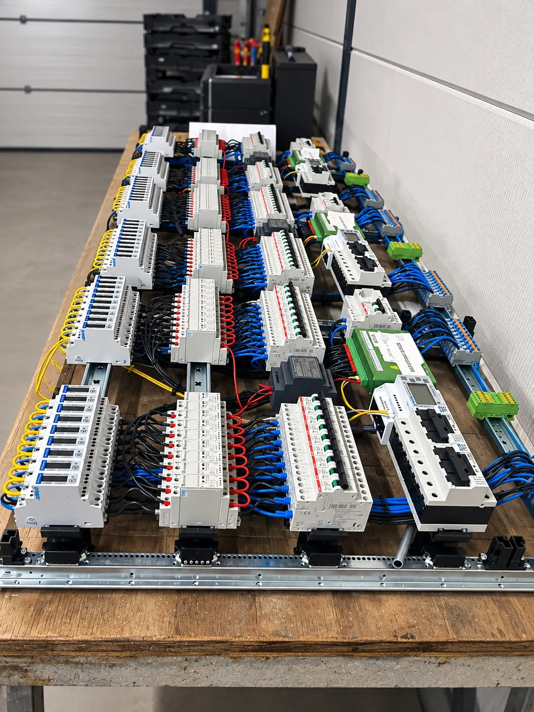 Hager ZAL52US buitenkast met ABB aardlekautomaten en Wattcy